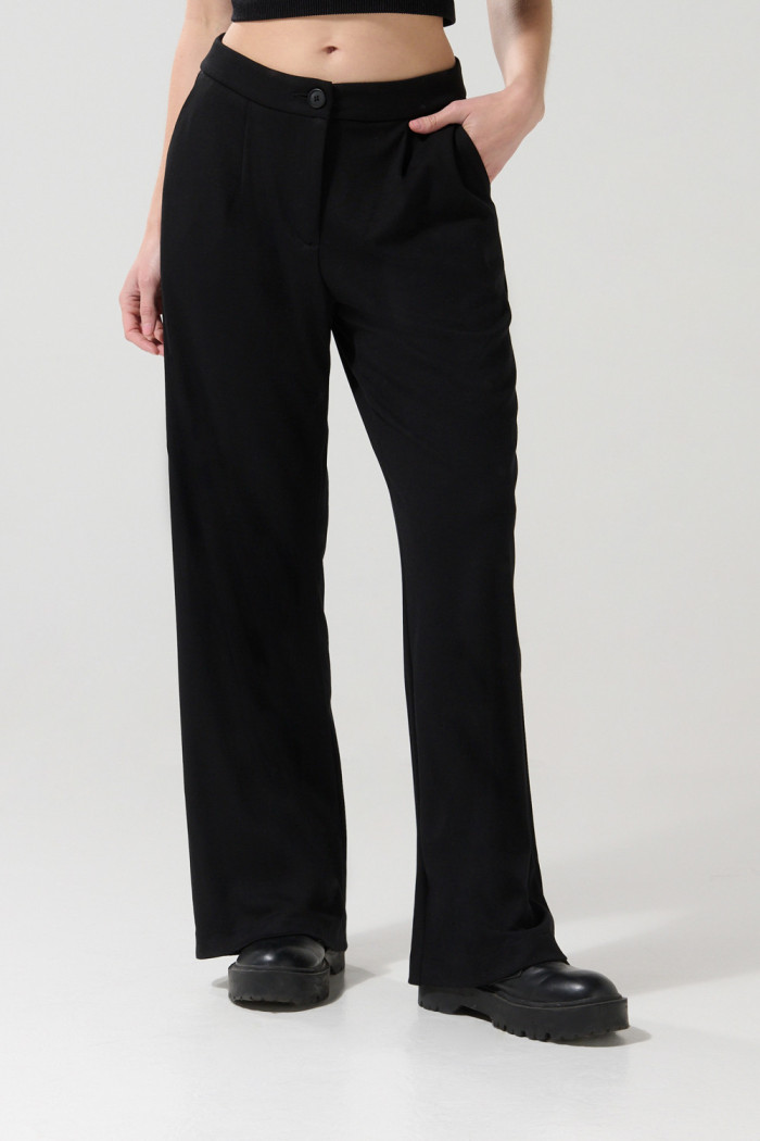 Pantalón negro con bota recta, prenses y tiro alto