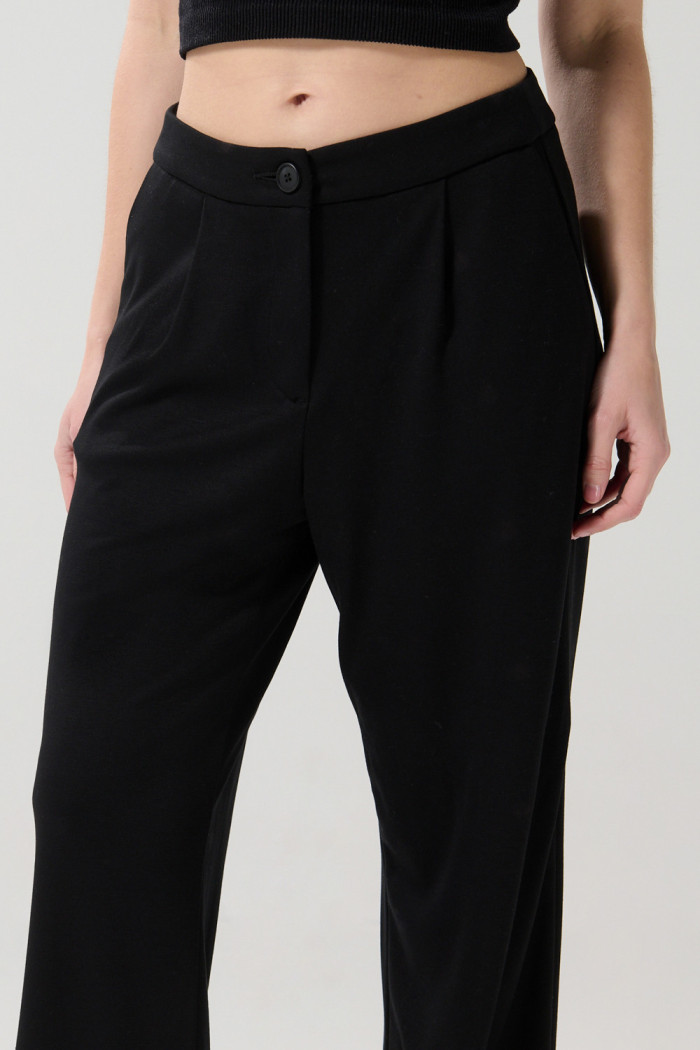 Pantalón negro con bota recta, prenses y tiro alto