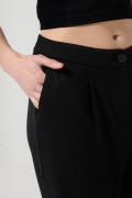 Pantalón negro con bota recta, prenses y tiro alto
