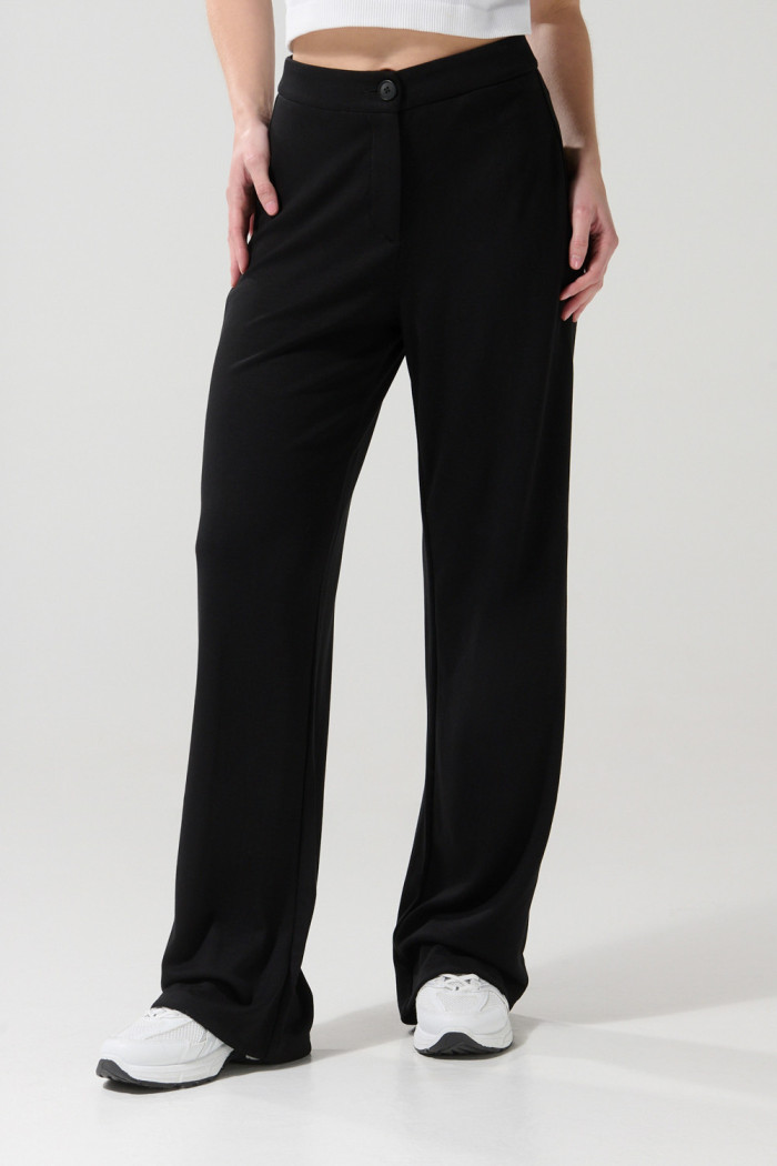 Pantalón negro con tiro alto y bota recta