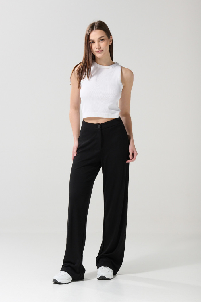Pantalón negro con tiro alto y bota recta