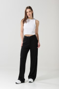 Pantalón negro con tiro alto y bota recta