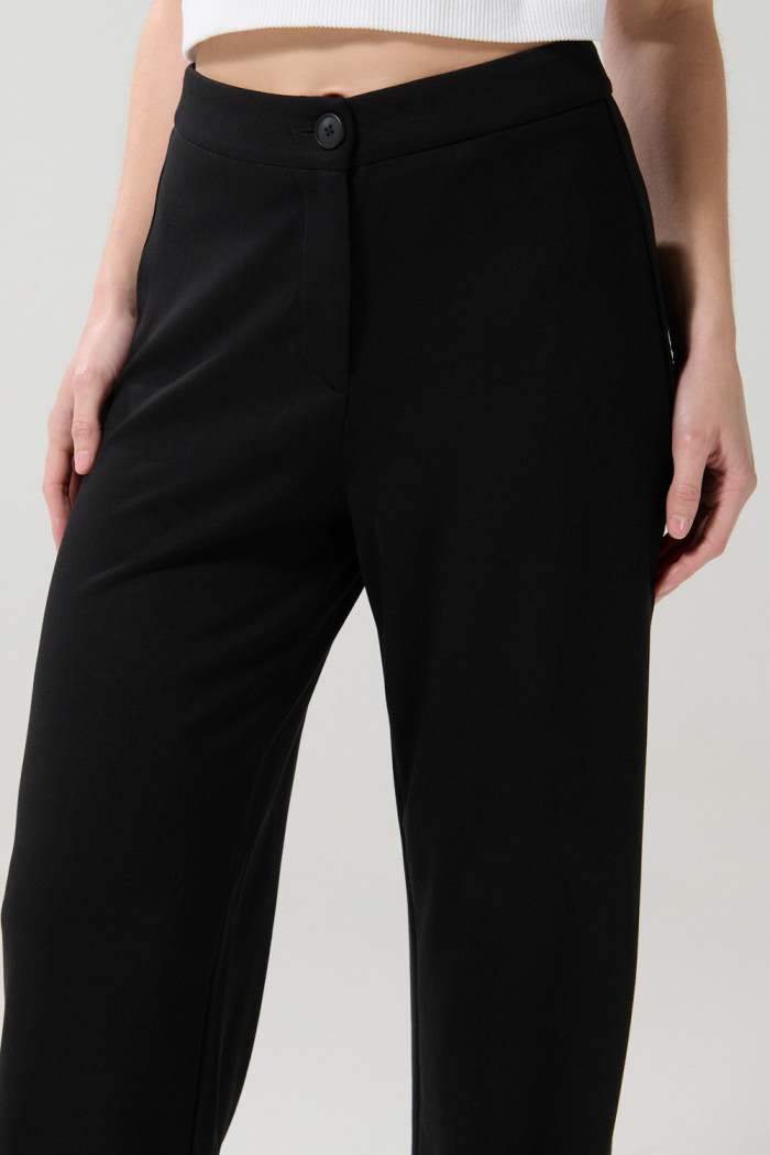 Pantalón negro con tiro alto y bota recta