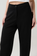 Pantalón negro con tiro alto y bota recta