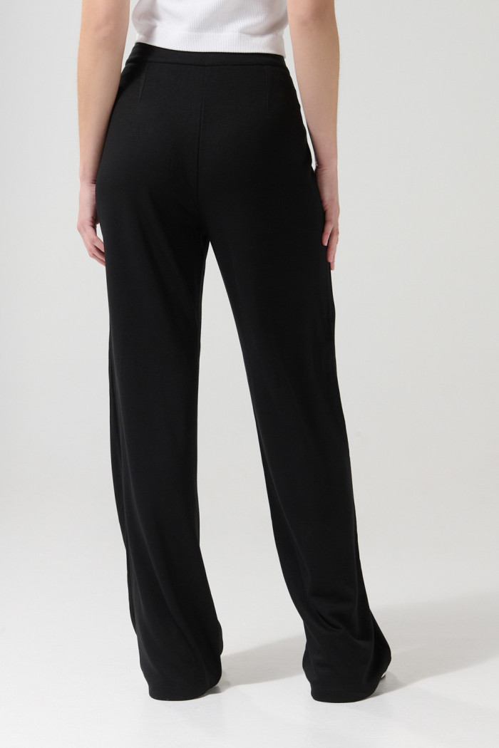 Pantalón negro con tiro alto y bota recta