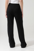 Pantalón negro con tiro alto y bota recta