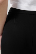 Pantalón negro con tiro alto y bota recta