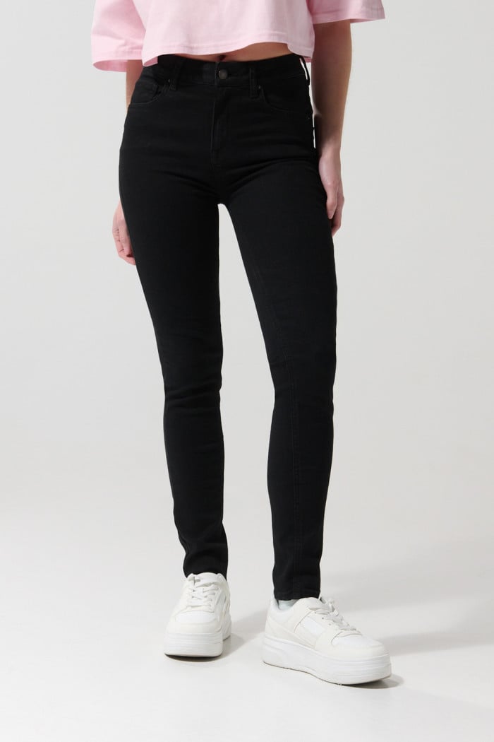 Jean push up negro con tiro alto, bolsillos y realce