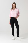 Jean push up negro con tiro alto, bolsillos y realce