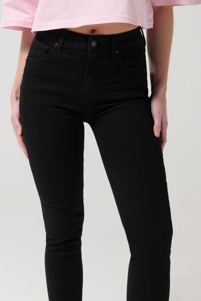 Jean push up negro con tiro alto, bolsillos y realce