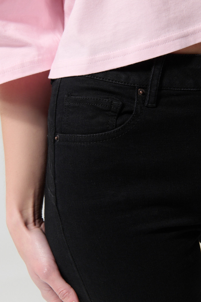 Jean push up negro con tiro alto, bolsillos y realce