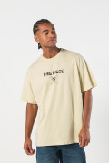 Camiseta kaki oversize con diseño de One Piece y manga corta