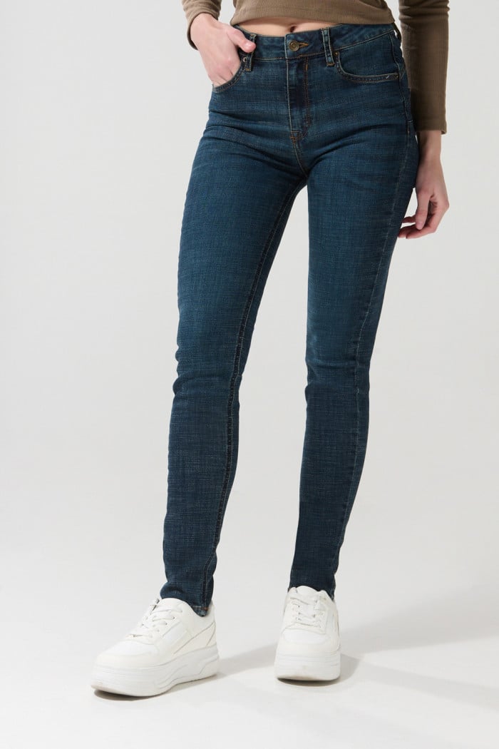 Jean tiro alto azul oscuro push up con realce posterior