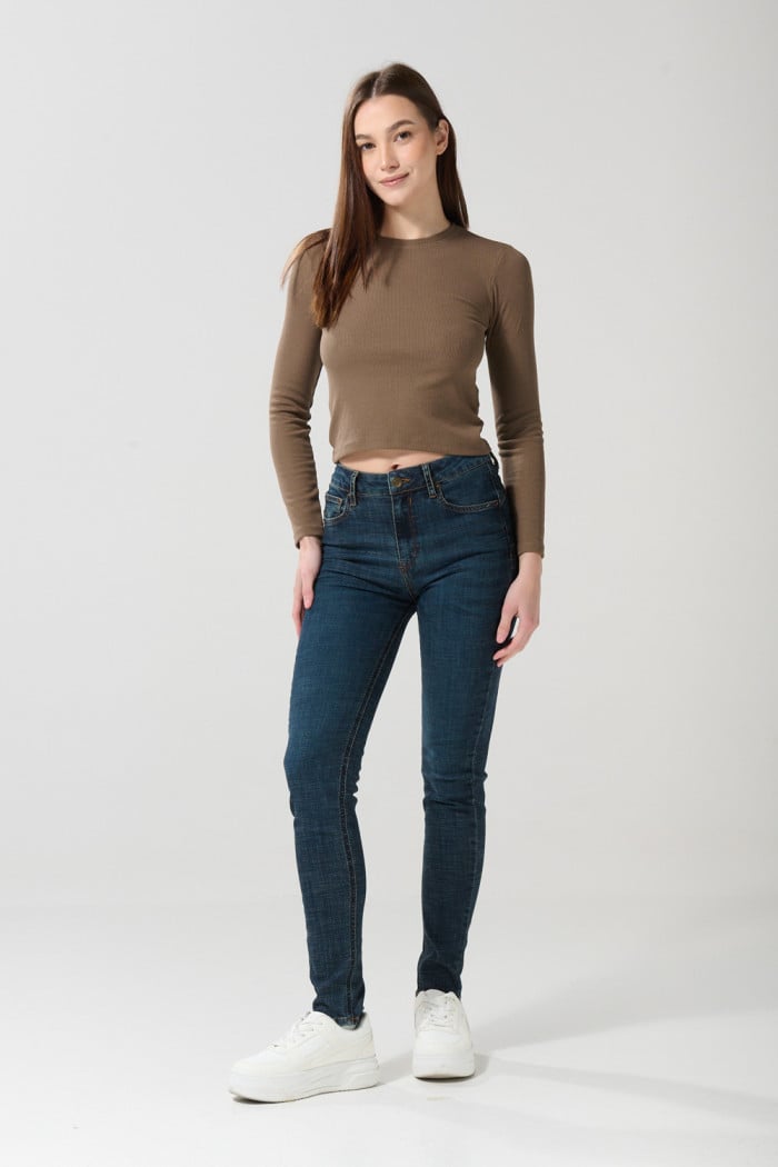Jean tiro alto azul oscuro push up con realce posterior