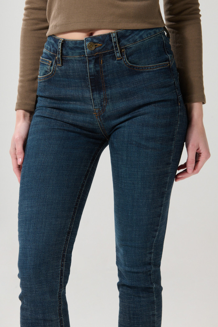 Jean tiro alto azul oscuro push up con realce posterior