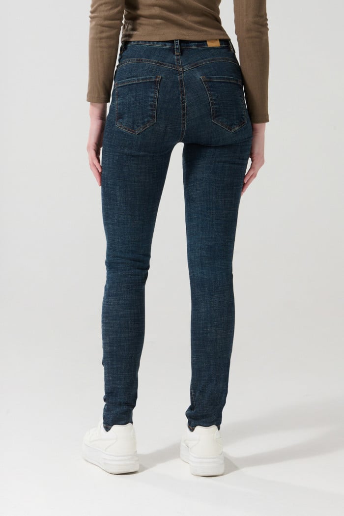 Jean tiro alto azul oscuro push up con realce posterior