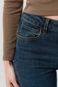 Jean tiro alto azul oscuro push up con realce posterior