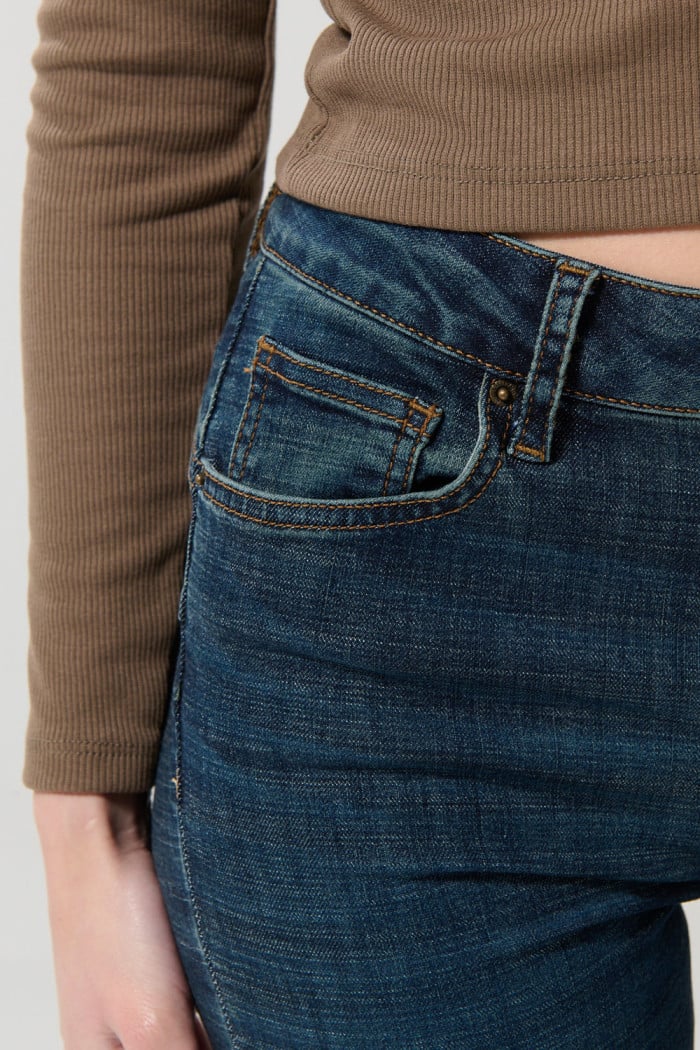 Jean tiro alto azul oscuro push up con realce posterior