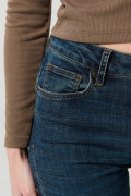 Jean tiro alto azul oscuro push up con realce posterior
