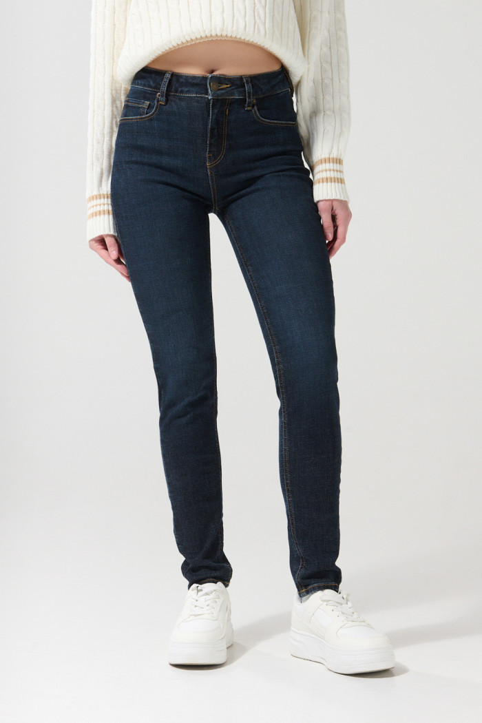Jean azul intenso jegging con costuras visibles y tiro alto