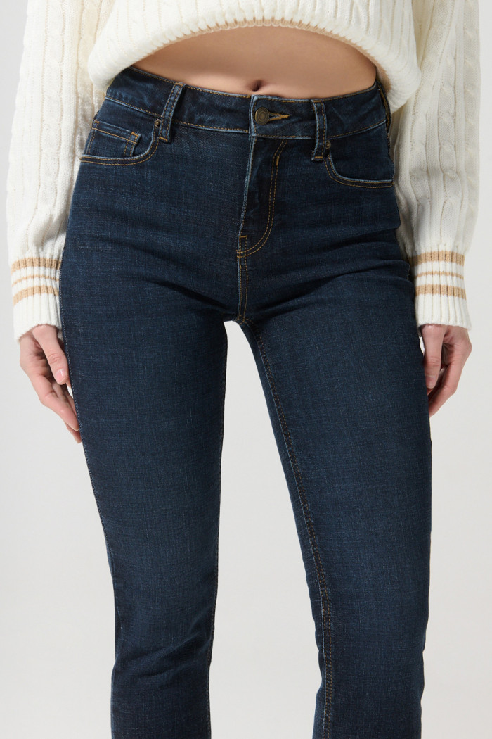 Jean azul intenso jegging con costuras visibles y tiro alto
