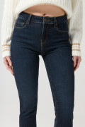Jean azul intenso jegging con costuras visibles y tiro alto