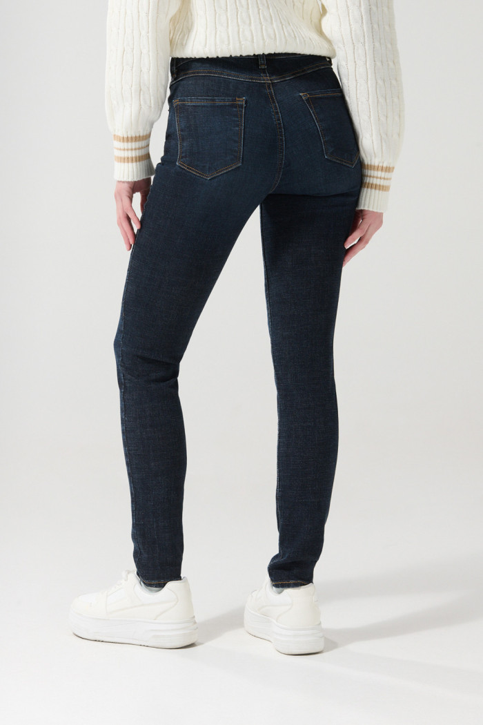 Jean azul intenso jegging con costuras visibles y tiro alto