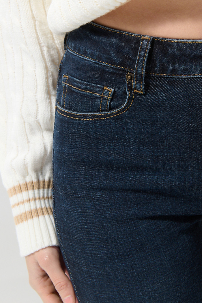 Jean azul intenso jegging con costuras visibles y tiro alto