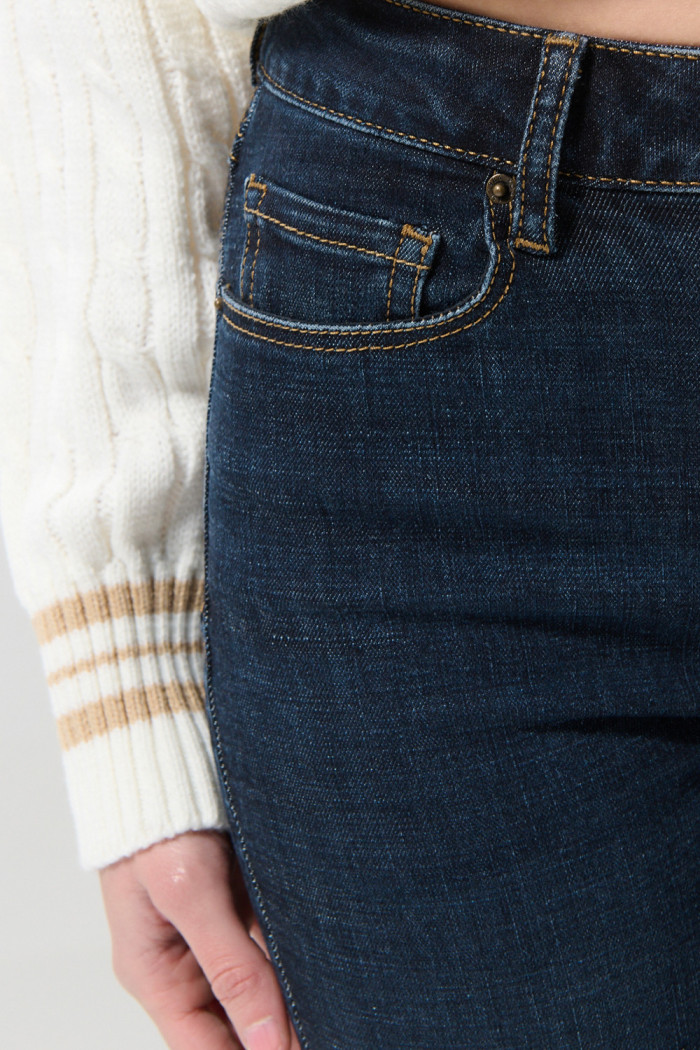 Jean azul intenso jegging con costuras visibles y tiro alto