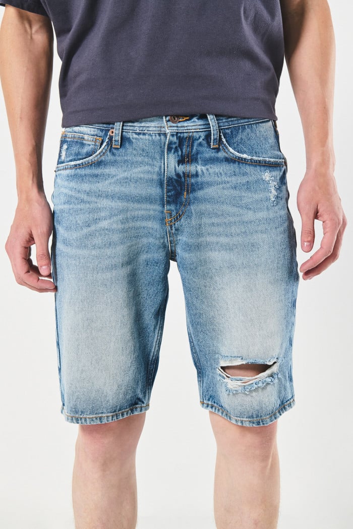 Bermuda tiro bajo azul slim en jean con rotos en frente