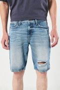 Bermuda tiro bajo azul slim en jean con rotos en frente
