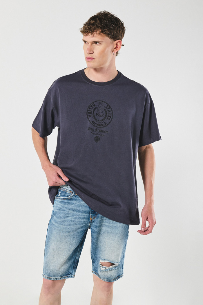 Bermuda tiro bajo azul slim en jean con rotos en frente