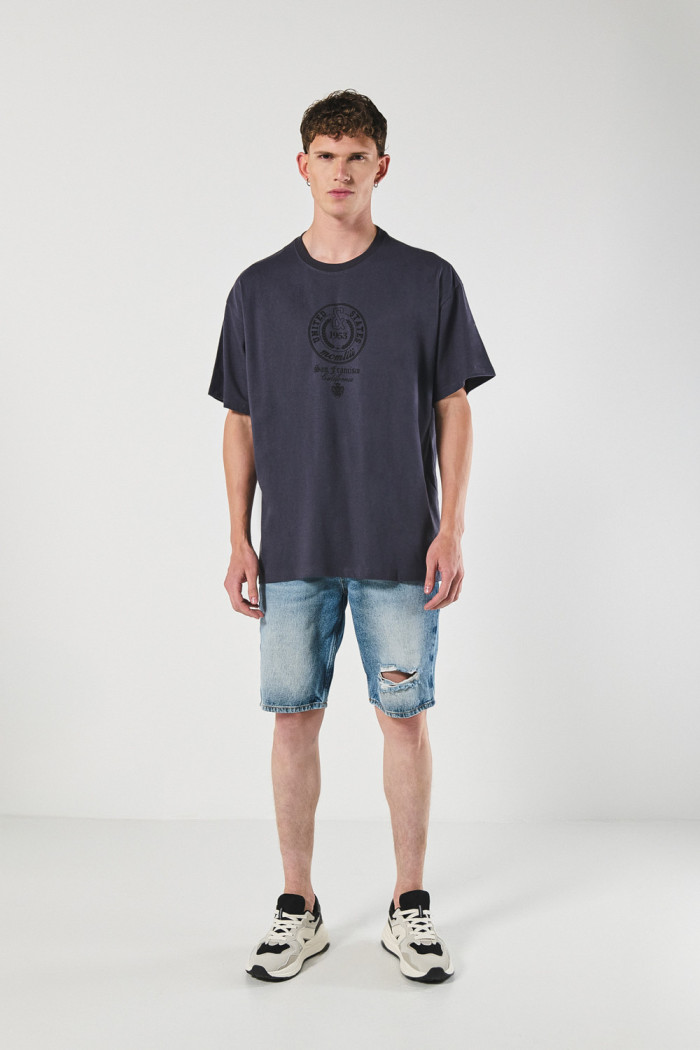 Bermuda tiro bajo azul slim en jean con rotos en frente