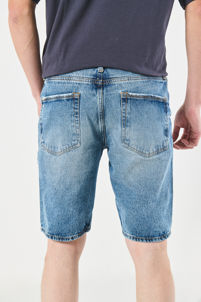 Bermuda tiro bajo azul slim en jean con rotos en frente