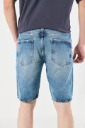 Bermuda tiro bajo azul slim en jean con rotos en frente