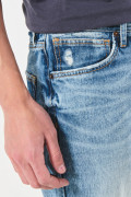 Bermuda tiro bajo azul slim en jean con rotos en frente