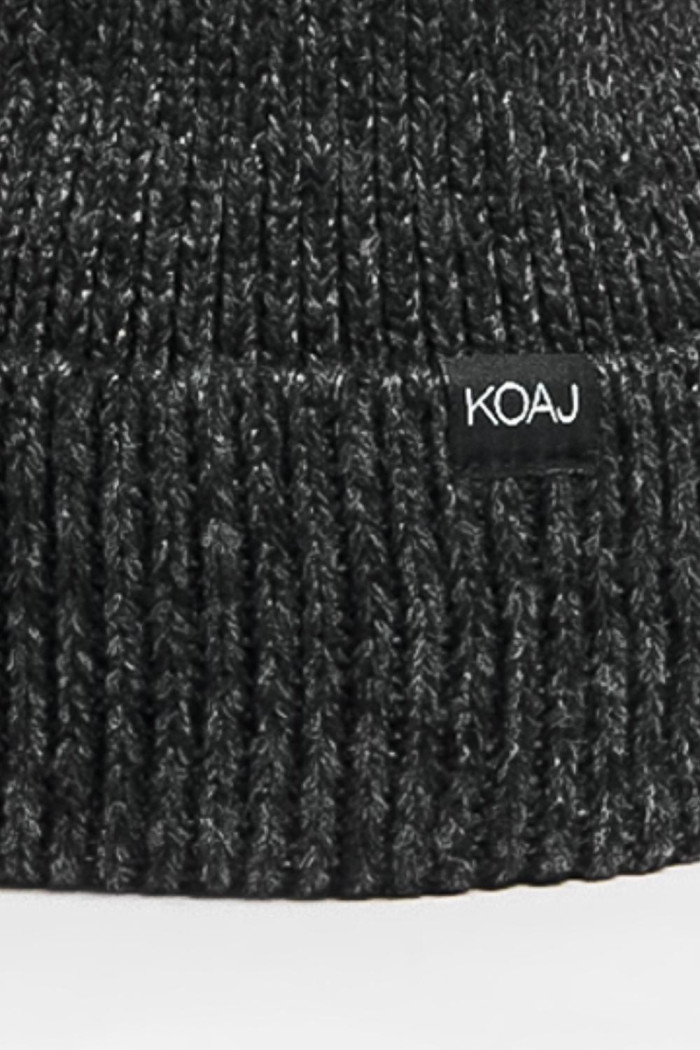 Gorro unicolor tejido con marquilla y doblez sencillo