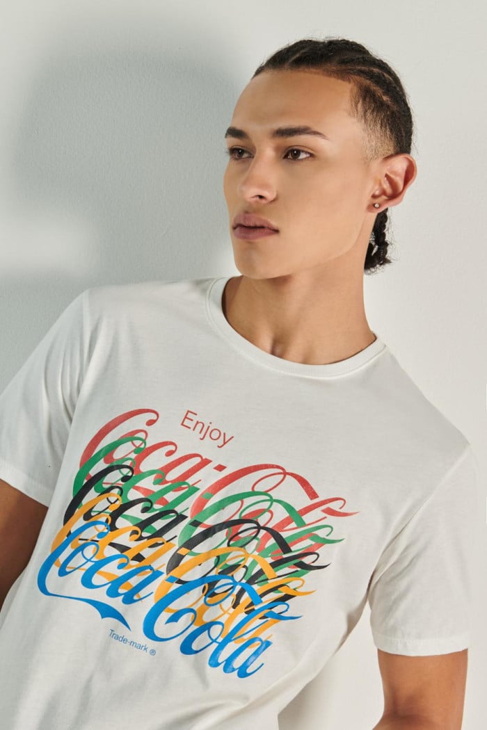 Camiseta manga corta con estampado de Coca Cola.