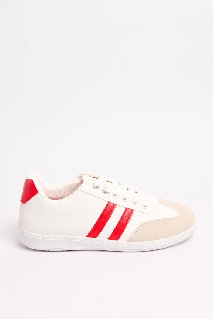 Tenis casuales blancos con contrastes rojos y cortes