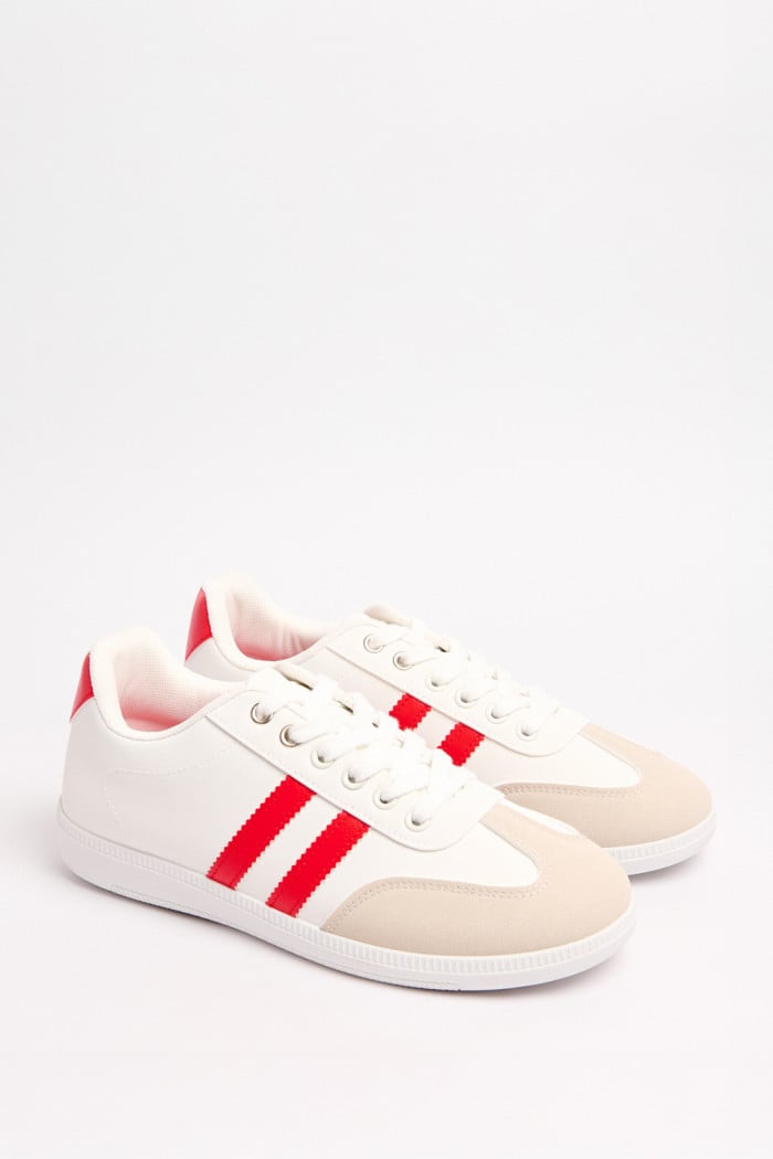 Tenis casuales blancos con contrastes rojos y cortes