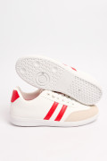 Tenis casuales blancos con contrastes rojos y cortes