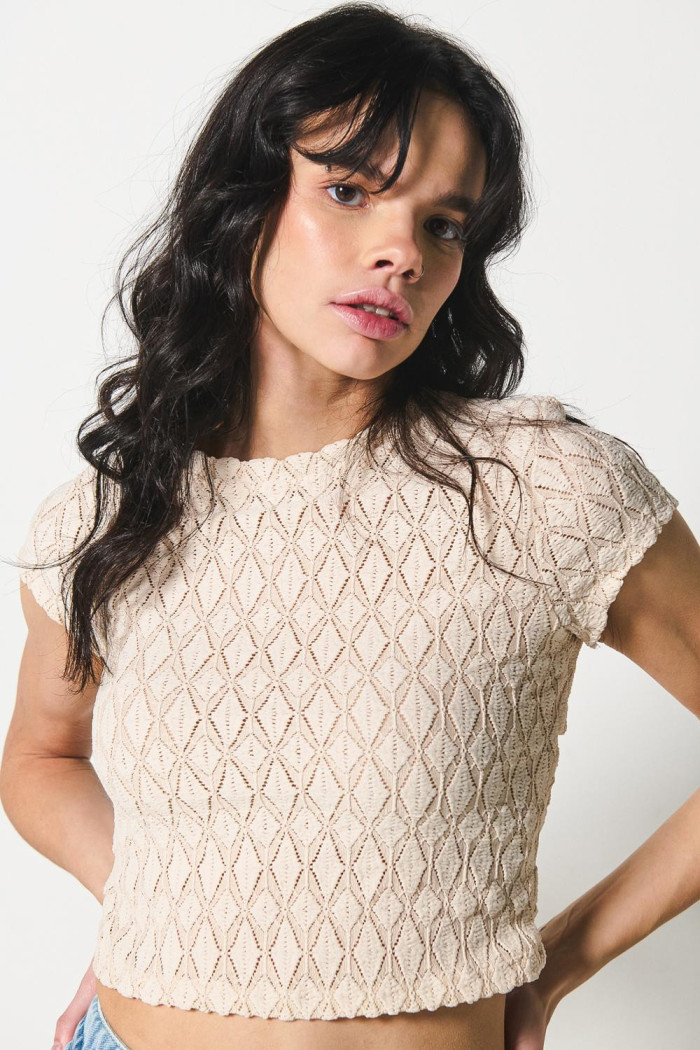 Camiseta kaki clara con texturas y escote en espalda