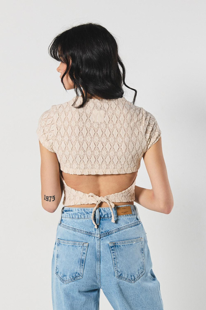 Camiseta kaki clara con texturas y escote en espalda