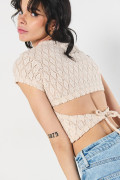 Camiseta kaki clara con texturas y escote en espalda