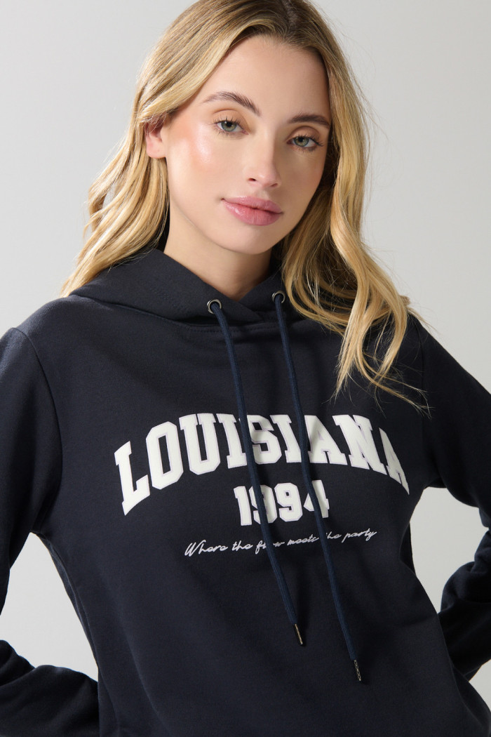 Buzo con capota azul intenso y estampado college en frente