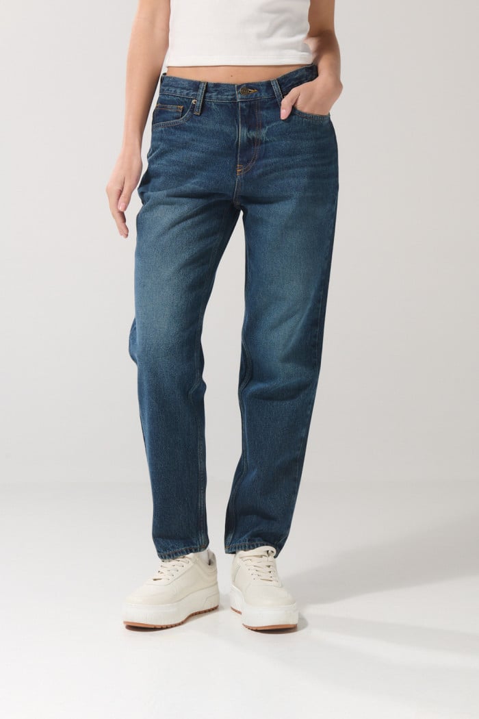 Jean boyfriend azul tiro alto con desgastes localizados