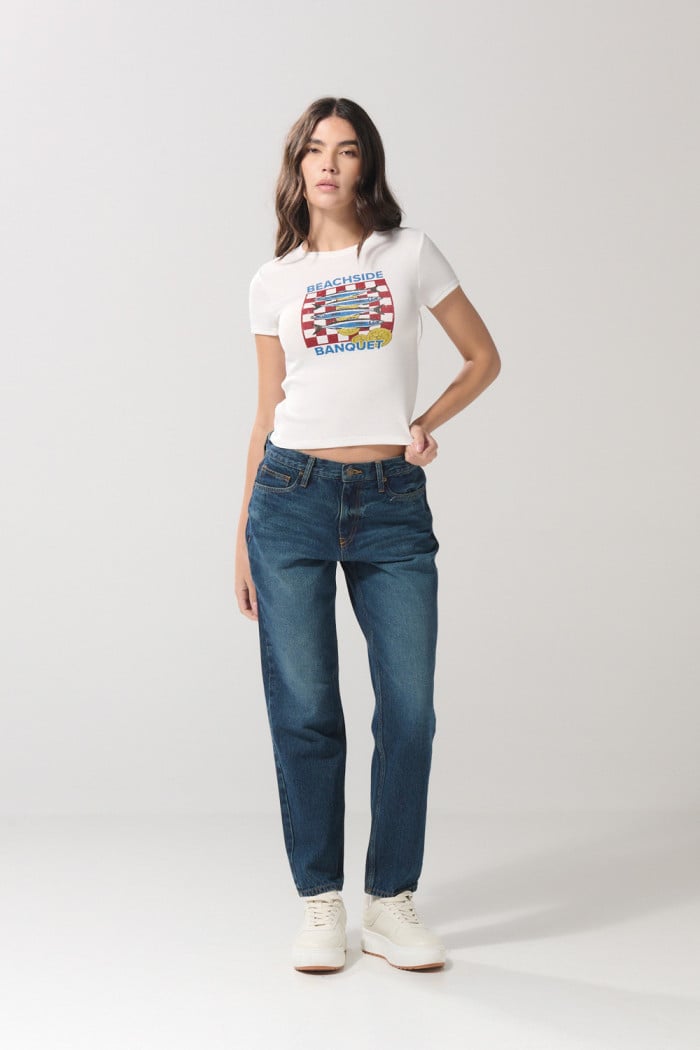 Jean boyfriend azul tiro alto con desgastes localizados