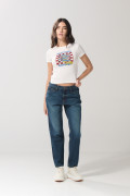 Jean boyfriend azul tiro alto con desgastes localizados