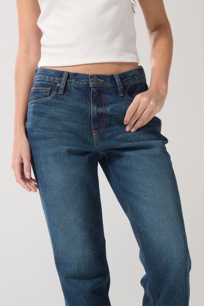 Jean boyfriend azul tiro alto con desgastes localizados