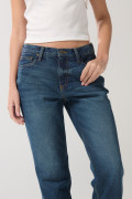 Jean boyfriend azul tiro alto con desgastes localizados